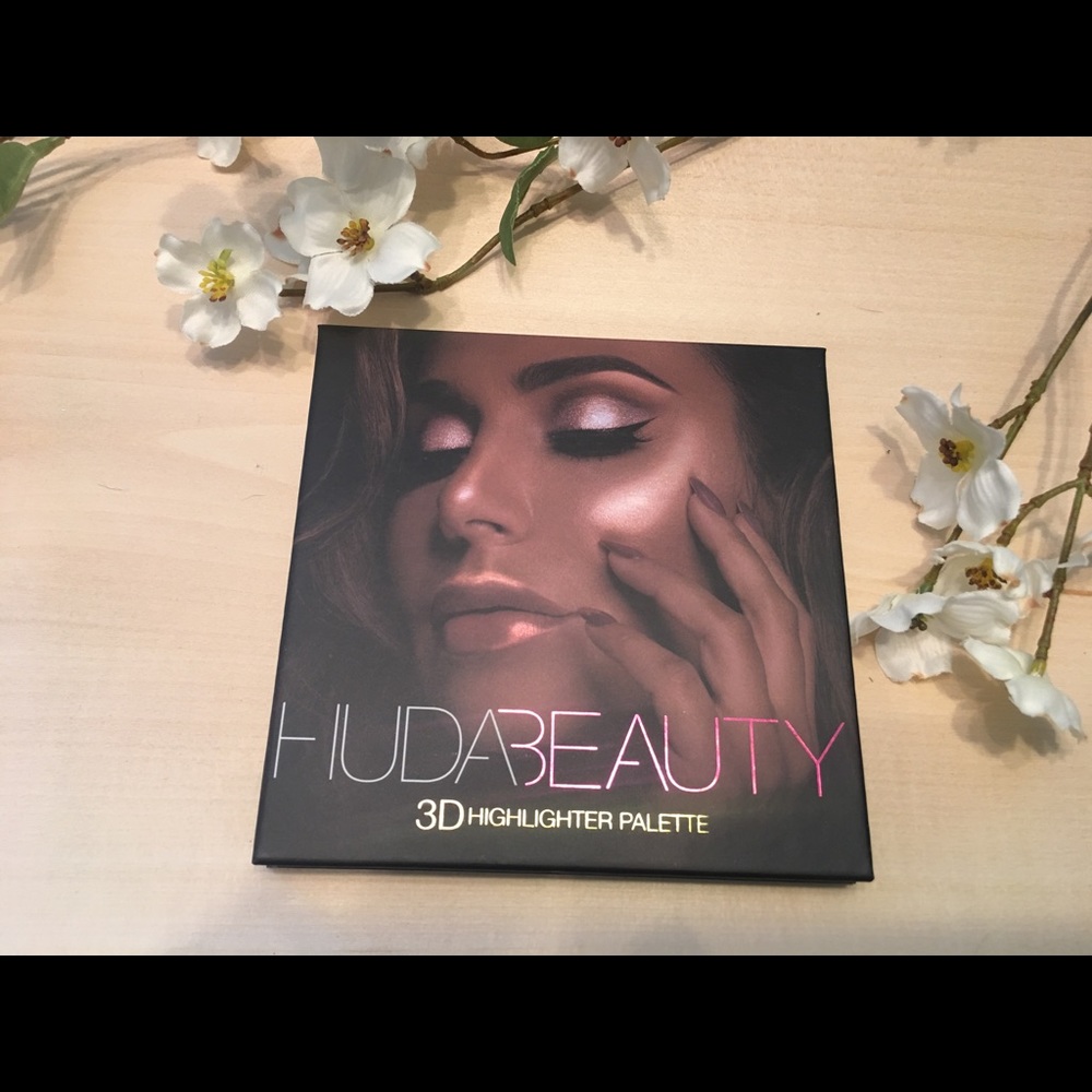 SOLD Brand new huda highlight palette